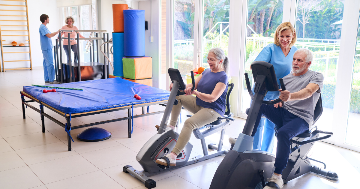 Revalideren met fitnessapparatuur onder begeleiding op een hometrainer
